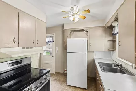 Kitchen - 537 Commonwealth Ave, Jackson, MI 49202 photo 2 of 2