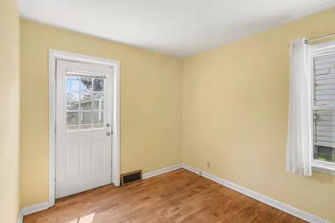 Bedroom - 537 Commonwealth Ave, Jackson, MI 49202 photo 2 of 3