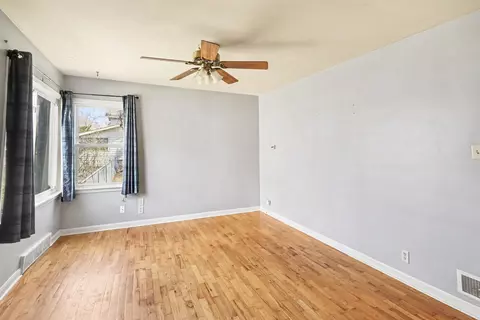 Living - 537 Commonwealth Ave, Jackson, MI 49202 photo 2 of 3