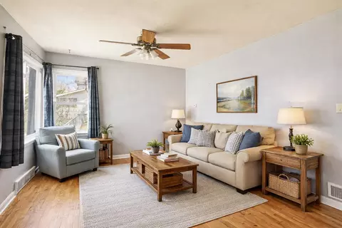 Living - 537 Commonwealth Ave, Jackson, MI 49202 photo 3 of 3