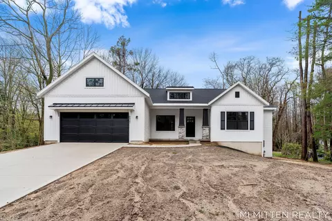 2322 Forest Trail Cir, Fennville, MI 49408