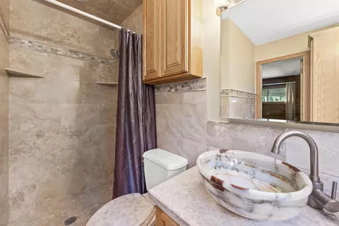 Bath - 219 Ottawa Dr, Troy, MI 48085 photo 2 of 3