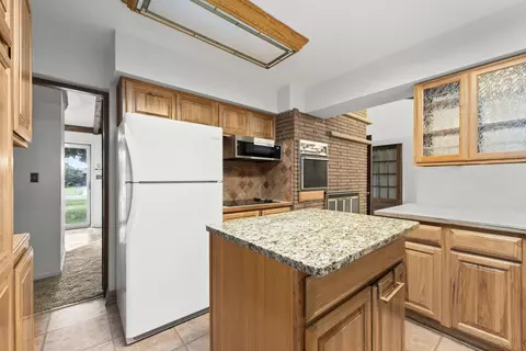 Kitchen - 219 Ottawa Dr, Troy, MI 48085 photo 2 of 3