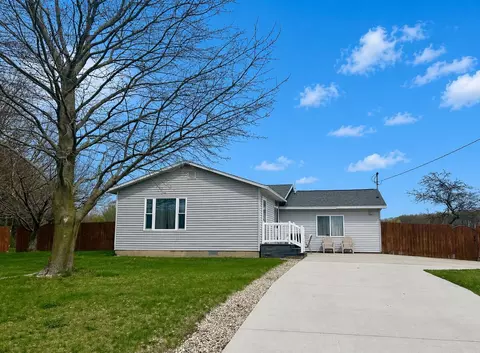 1422 E Chauvez Rd, Scottville, MI 49454