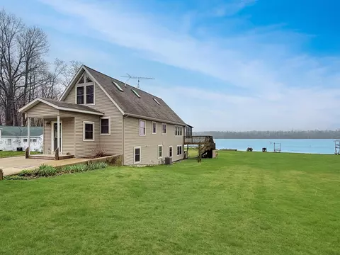 3230 Lakeview Dr, Allegan, MI 49010