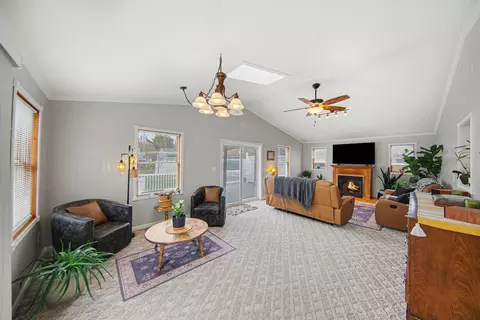 Living - 411 Park Rd, Jackson, MI 49203 photo 4 of 4