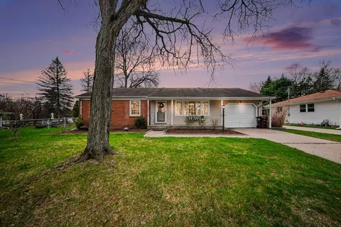 Exterior - 411 Park Rd, Jackson, MI 49203 photo 2 of 7