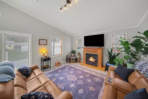 Living - 411 Park Rd, Jackson, MI 49203 photo 2 of 4