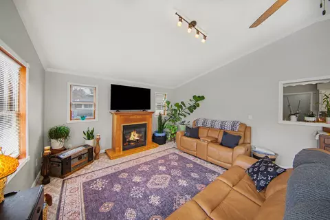 Living - 411 Park Rd, Jackson, MI 49203 photo 1 of 4