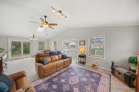 Living - 411 Park Rd, Jackson, MI 49203 photo 3 of 4