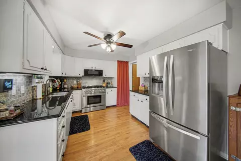 Kitchen - 411 Park Rd, Jackson, MI 49203 photo 2 of 3
