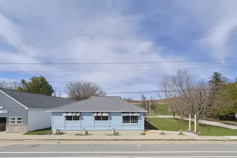 4990 Main St, Onekama, MI 49675