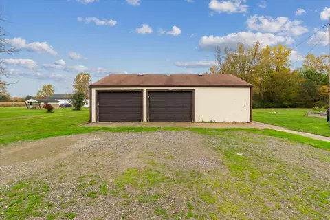 Exterior - 4154 W Carpenter Rd, Flint, MI 48504 photo 8 of 13