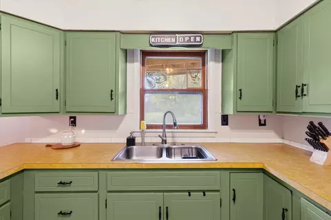Kitchen - 4154 W Carpenter Rd, Flint, MI 48504 photo 4 of 4