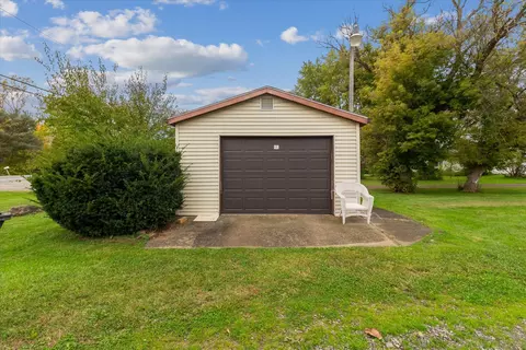Exterior - 4154 W Carpenter Rd, Flint, MI 48504 photo 7 of 13