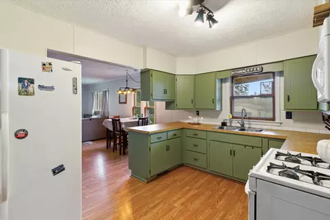 Kitchen - 4154 W Carpenter Rd, Flint, MI 48504 photo 3 of 4
