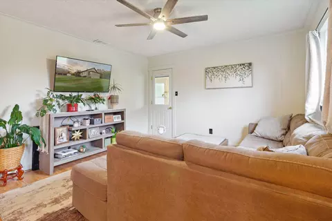 Living - 4154 W Carpenter Rd, Flint, MI 48504 photo 3 of 4