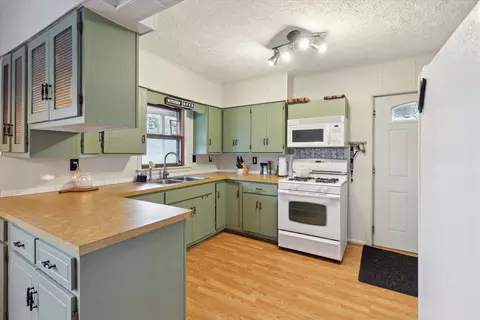 Kitchen - 4154 W Carpenter Rd, Flint, MI 48504 photo 1 of 4