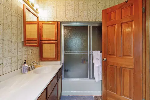 Bath - 4154 W Carpenter Rd, Flint, MI 48504 photo 2 of 2