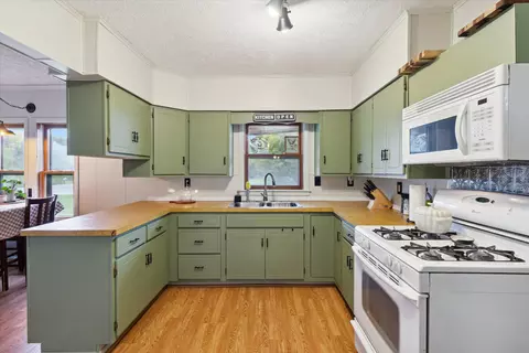 Kitchen - 4154 W Carpenter Rd, Flint, MI 48504 photo 2 of 4