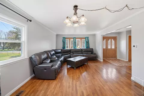 Living - 1190 Ferndale Rd, Jackson, MI 49201 photo 3 of 6