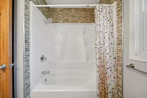 Bath - 1190 Ferndale Rd, Jackson, MI 49201 photo 5 of 5