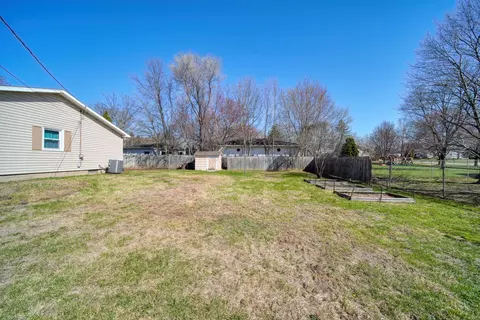 Exterior - 1190 Ferndale Rd, Jackson, MI 49201 photo 9 of 12