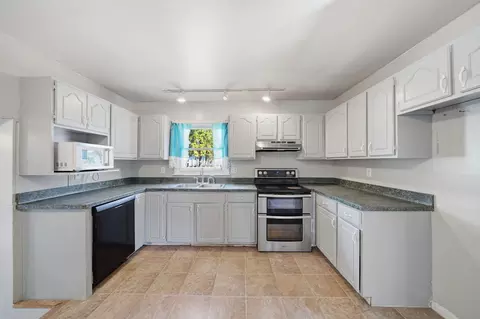 Kitchen - 1190 Ferndale Rd, Jackson, MI 49201 photo 1 of 2
