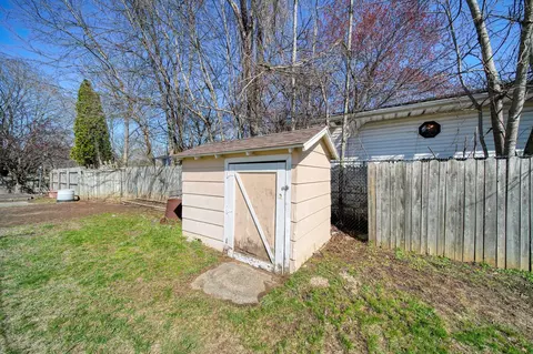 Exterior - 1190 Ferndale Rd, Jackson, MI 49201 photo 8 of 12