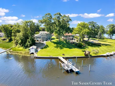 7 Circle Dr, Fruitport, MI 49415