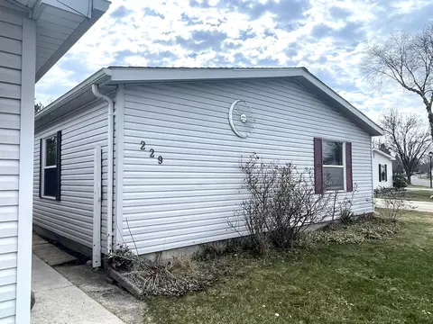 229 Cadgewith E, Lansing, MI 48906 photo 2