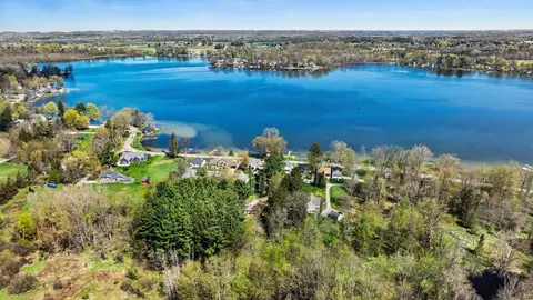 5976 Lake St, Fennville, MI 49408