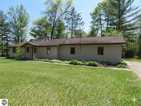 7861 S Dyer Lake Dr, Falmouth, MI 49632
