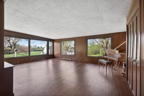 Living - 6231 Moon Lake Rd, Jackson, MI 49201 photo 5 of 8