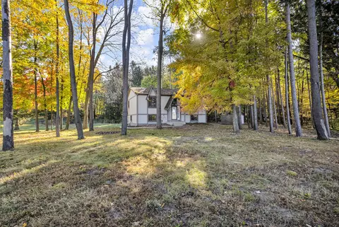 4042 Burns Rd, Howell, MI 48855