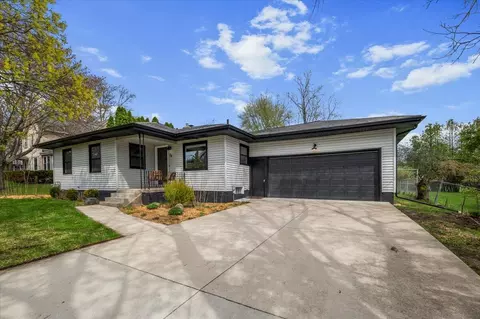 78 Lakeside Dr NE, Grand Rapids, MI 49503