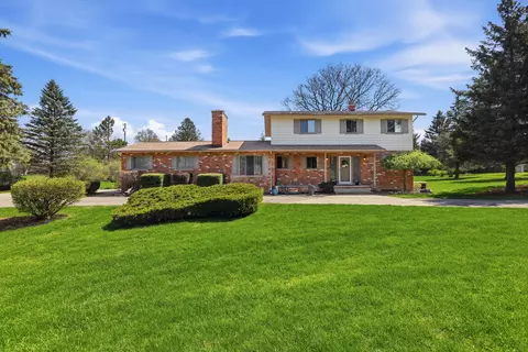 612 Dunross Dr, Milford, MI 48381