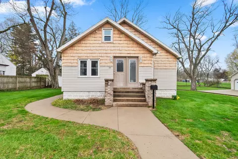 90 Rippon Ave, Hillsdale, MI 49242