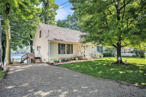 15891 Lakeview Dr, Buchanan, MI 49107