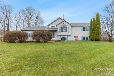 2849 Bark Ct, Cedar Springs, MI 49319