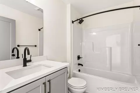 Bath - 11767 Everett Ave, Allendale, MI 49401 photo 3 of 3