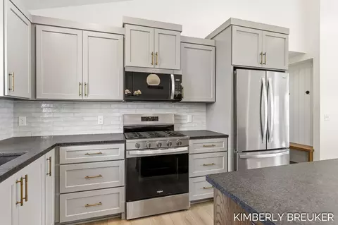 Kitchen - 11767 Everett Ave, Allendale, MI 49401 photo 3 of 4