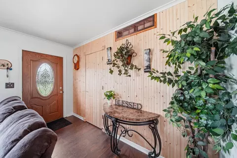Entry Way - 220 Meadow Ln, Jackson, MI 49203 photo 1 of 2