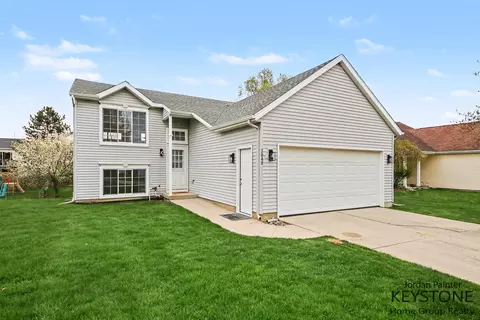 3048 Stonewood St NW, Grand Rapids, MI 49504