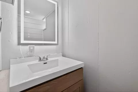 Bath - 2325 Maple Dr, Jackson, MI 49203 photo 5 of 5