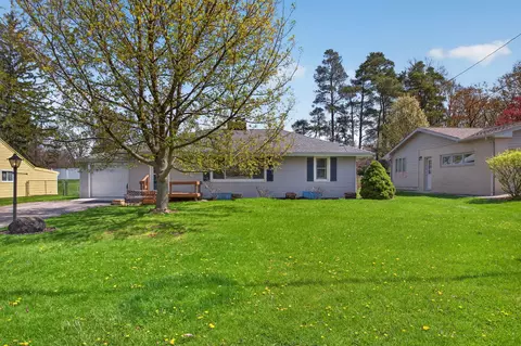 2325 Maple Dr, Jackson, MI 49203