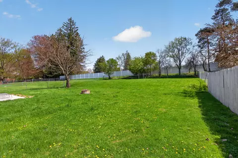 Exterior - 2325 Maple Dr, Jackson, MI 49203 photo 5 of 11