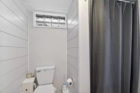 Bath - 2325 Maple Dr, Jackson, MI 49203 photo 3 of 5