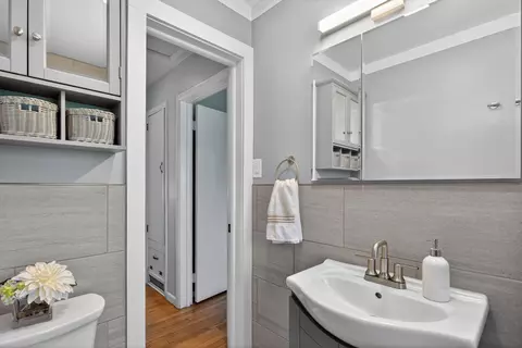 Bath - 2325 Maple Dr, Jackson, MI 49203 photo 2 of 5