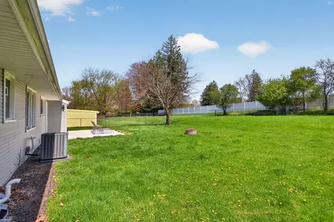 Exterior - 2325 Maple Dr, Jackson, MI 49203 photo 6 of 11